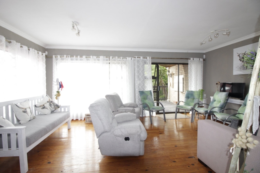 6 Bedroom Property for Sale in Paradise Beach Eastern Cape